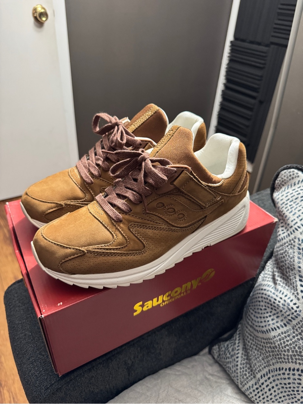 Saucony Men’s Tan/Brown Suede Athletic Sneakers